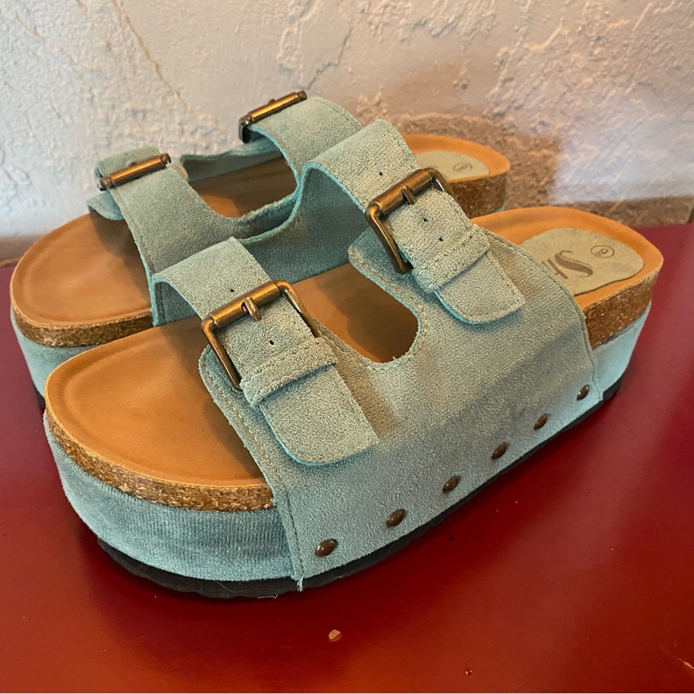 Platform Seude Sandals Slides Seafoam Green Studded Rivets Size 9 so comfy!